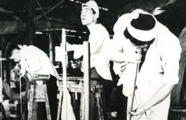 photo of vacuum tube valve molding by hand-blowing