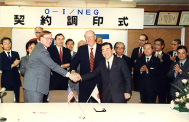 photo of signing the technical assistance agreement with Owens-Illinois, Inc. (USA)