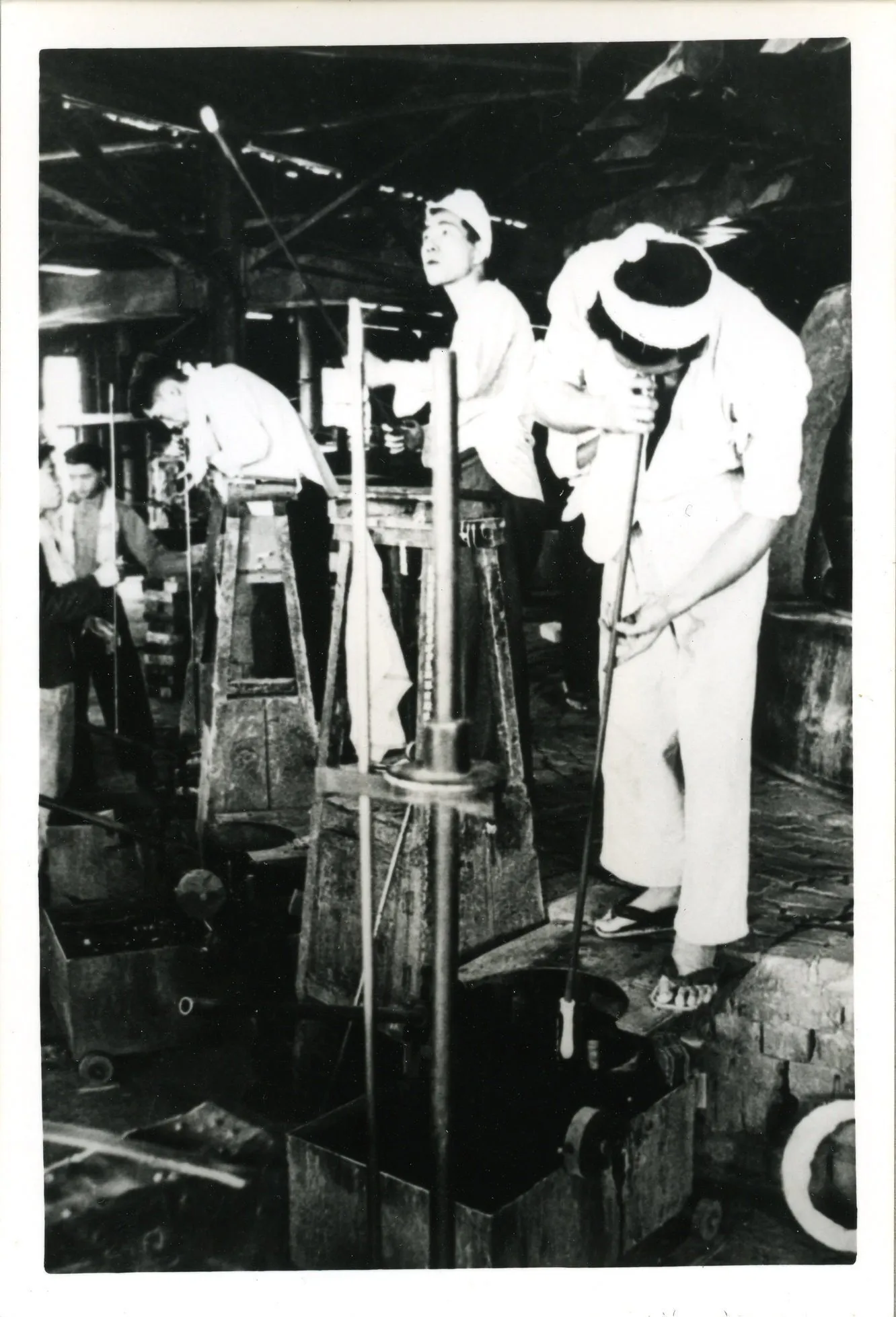 真空管用ガラスや管ガラスを手吹きで生産している様子