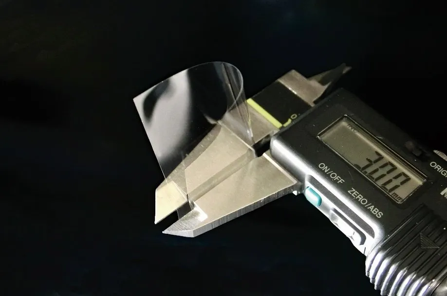 Dinorex® UTGを直径3mmで折り曲げている様子