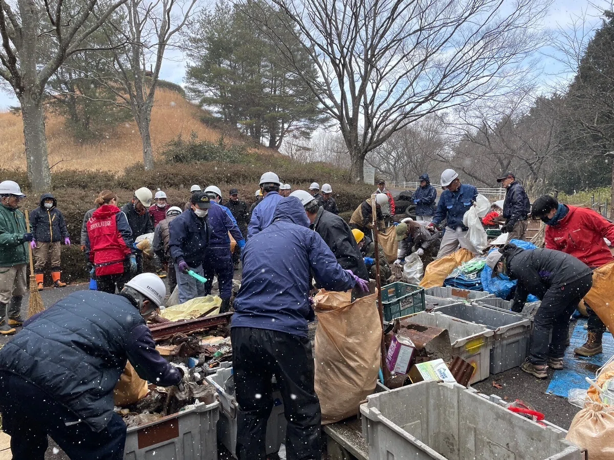 雪の中作業するクリーン作戦参加者