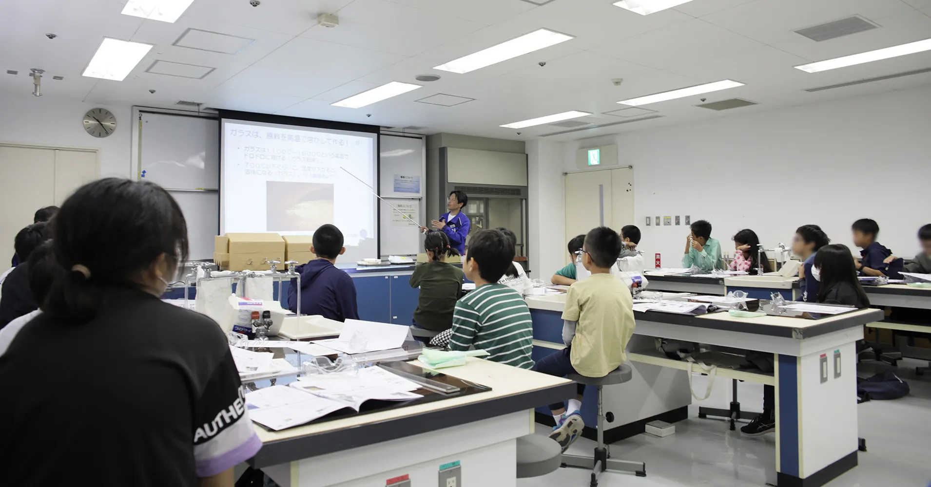 NEG社員によるガラスの講義を聞く子どもたち