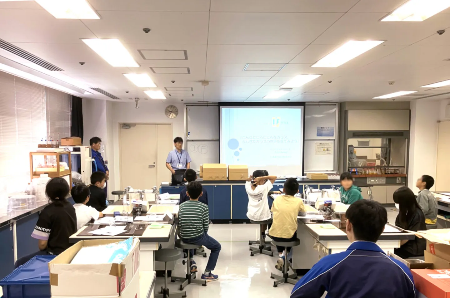 子どもたち語りかける大津市科学館の指導員さん