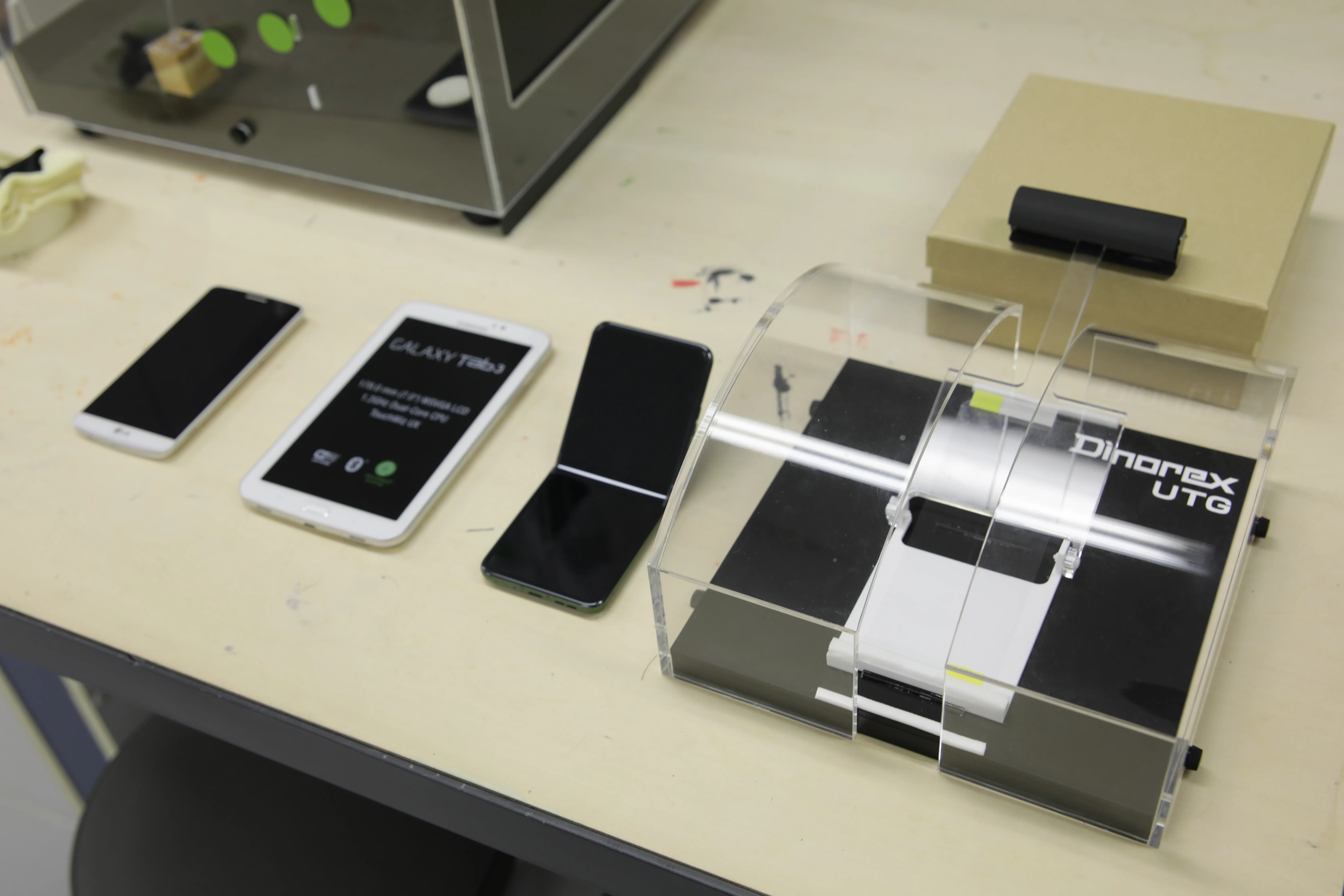 フォルダブルスマートフォンのディスプレイに使用されている「折りたためるガラス」