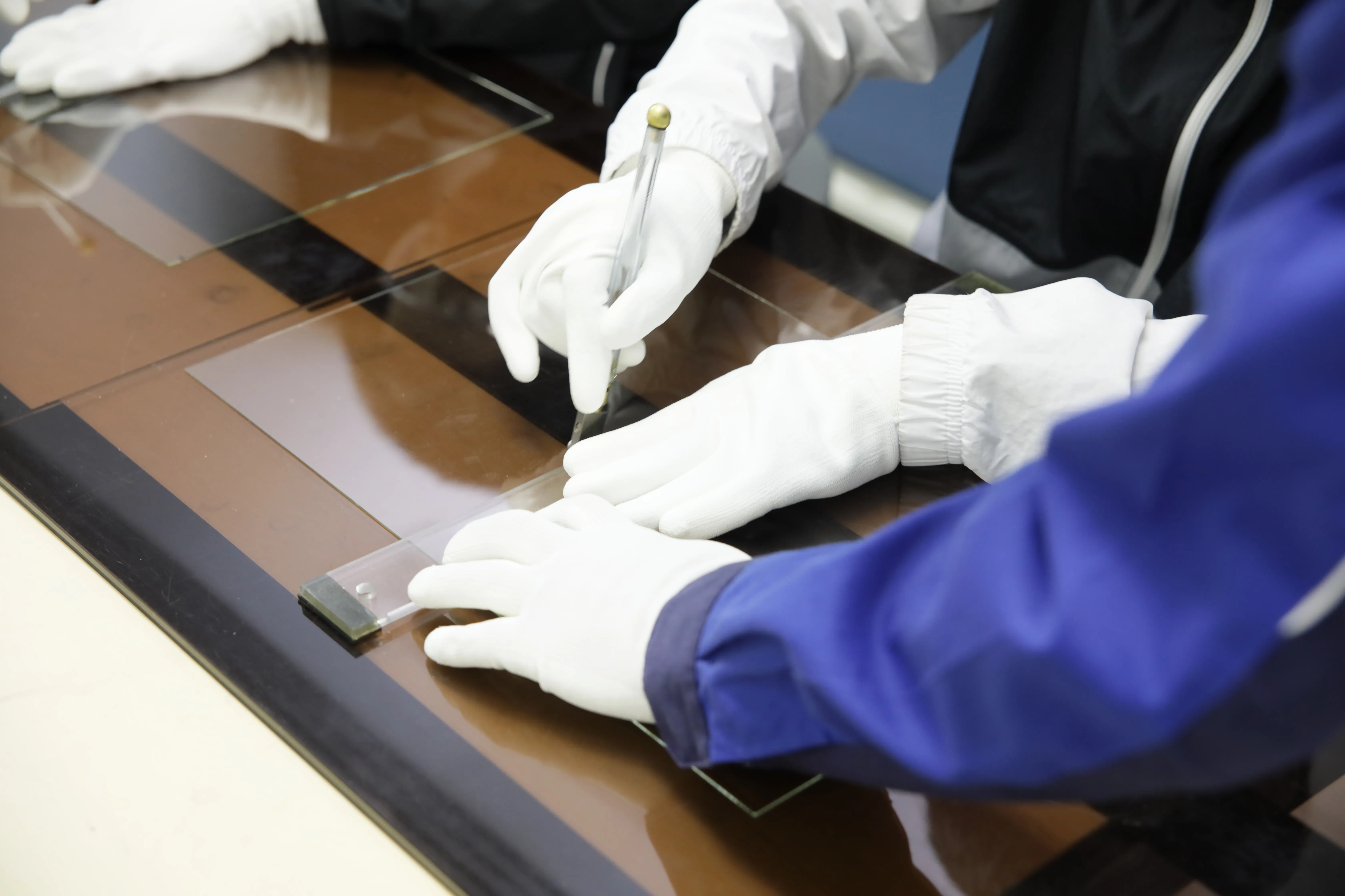 「見えないガラス®」のガラスカット体験をする子どもたち