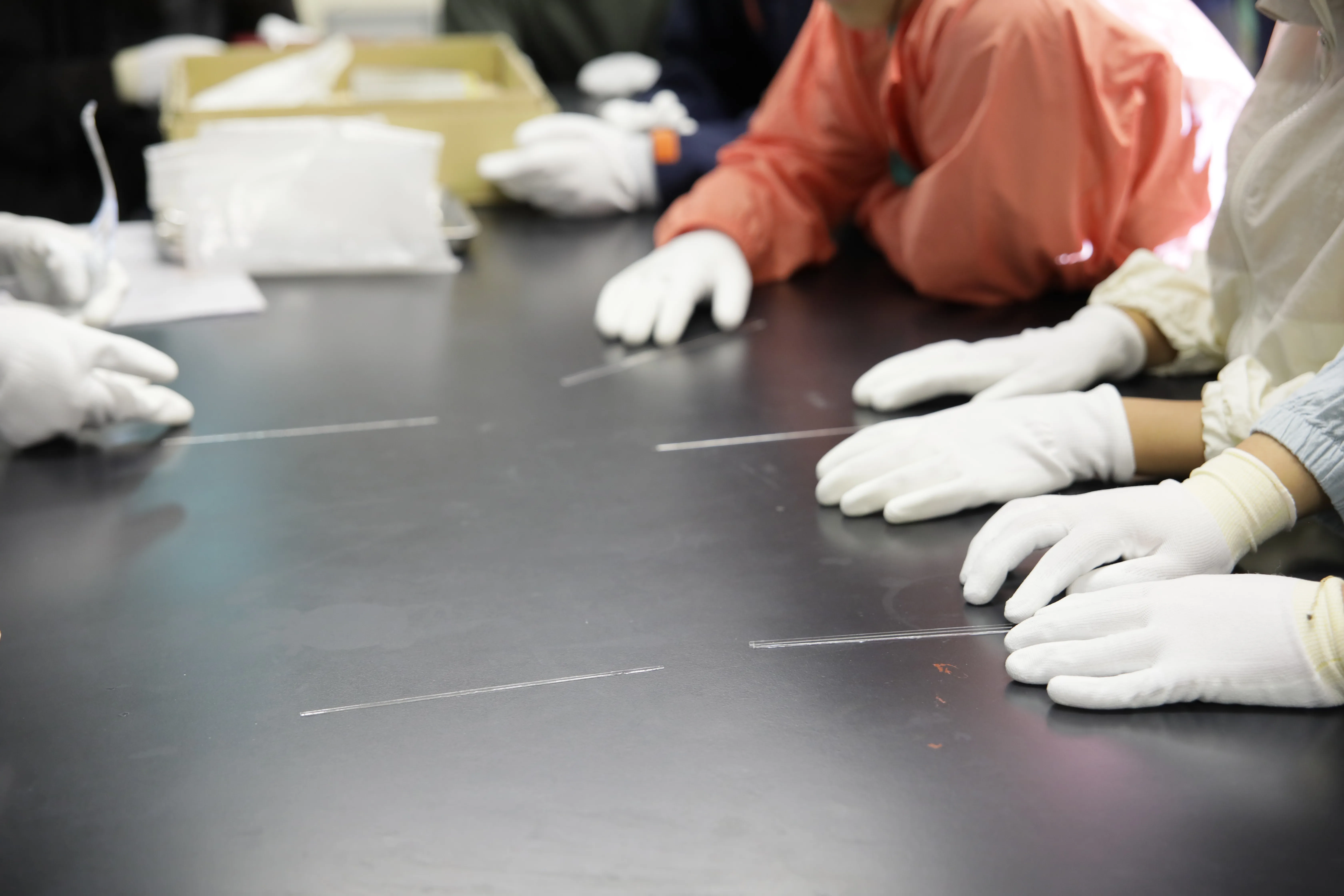 ガラス細切りコンテストでガラスを見比べる子どもたち