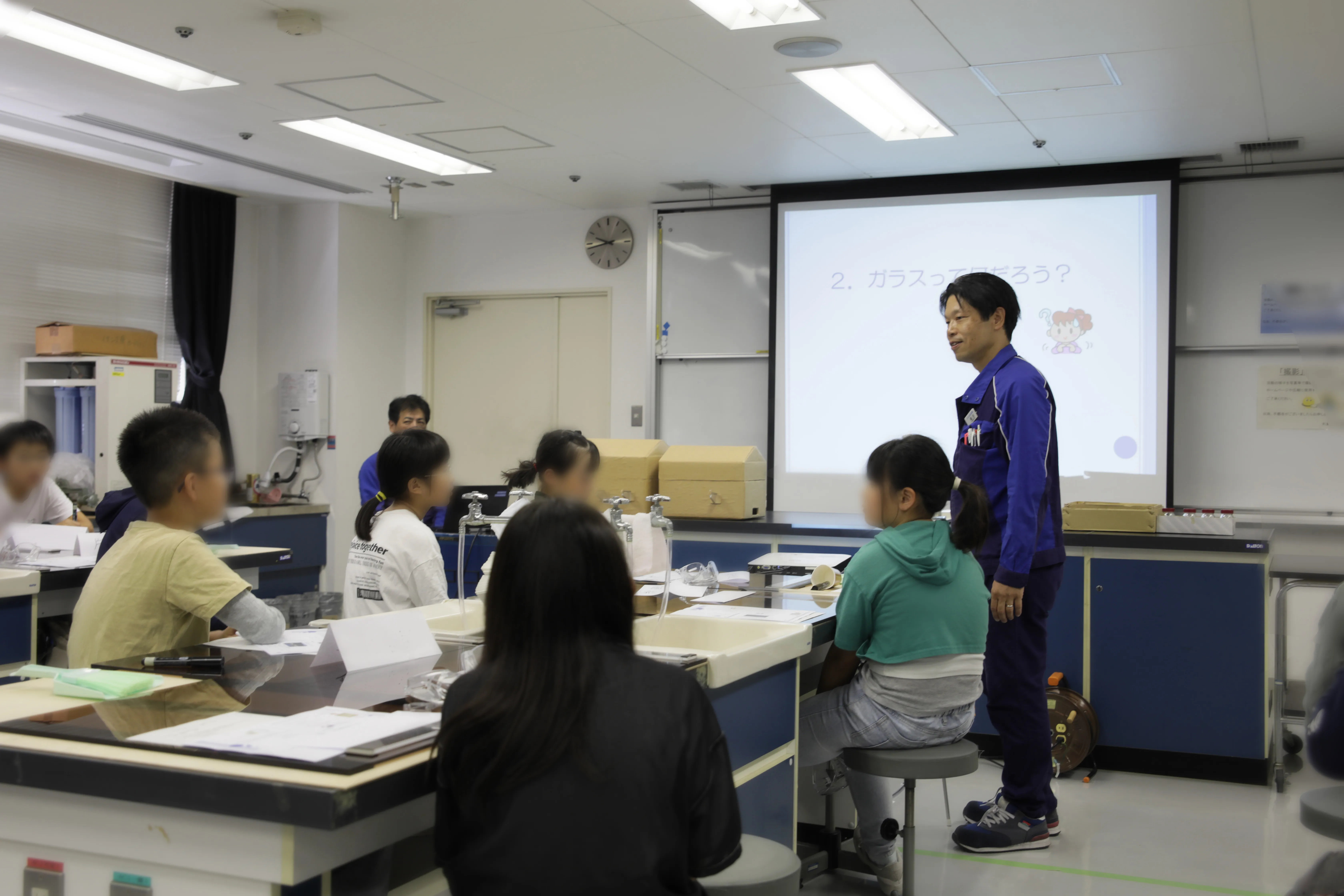 子どもたちと、講義を行う嶋谷氏