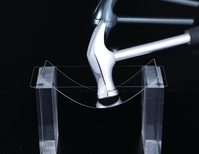 razr 50 ハンマーで叩いても割れない化学強化専用ガラスDinorex®