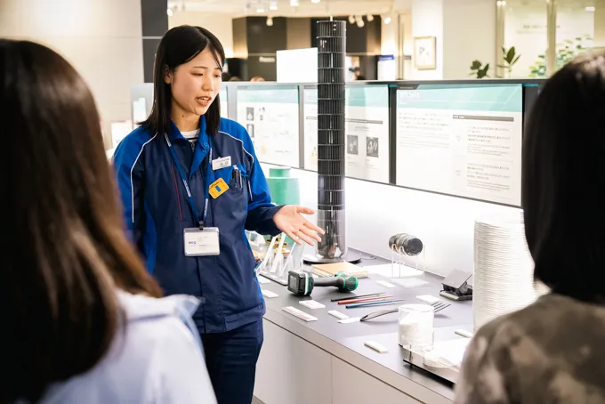 評価部で組成分析を担当している入社3年目の永田さんが製品の説明をする様子