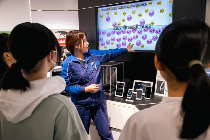 折りたたみスマホに使われている超薄板ガラスについて説明する入社8年目の藤井さん