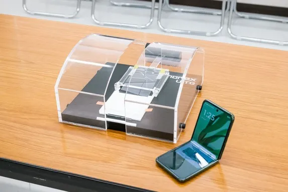 超薄板ガラスの折りたたみ体験デモ什器と実際に使われたフォルダブルスマホ
