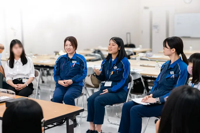 交流会で話す永田さんとその他の社員、学生たち