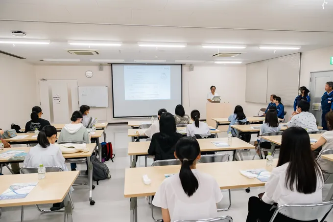 滋賀県立大学の坂本教授が学生にエールを送る様子