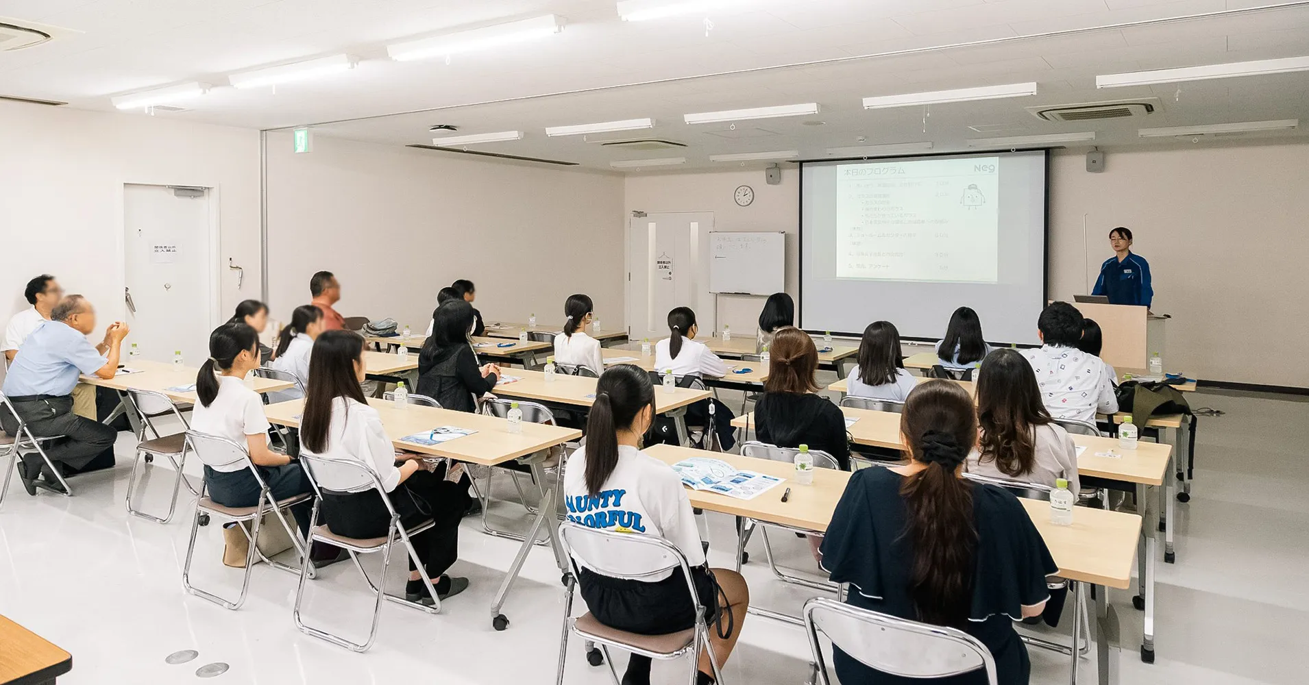 理系女子社員の講義を聞く学生たち